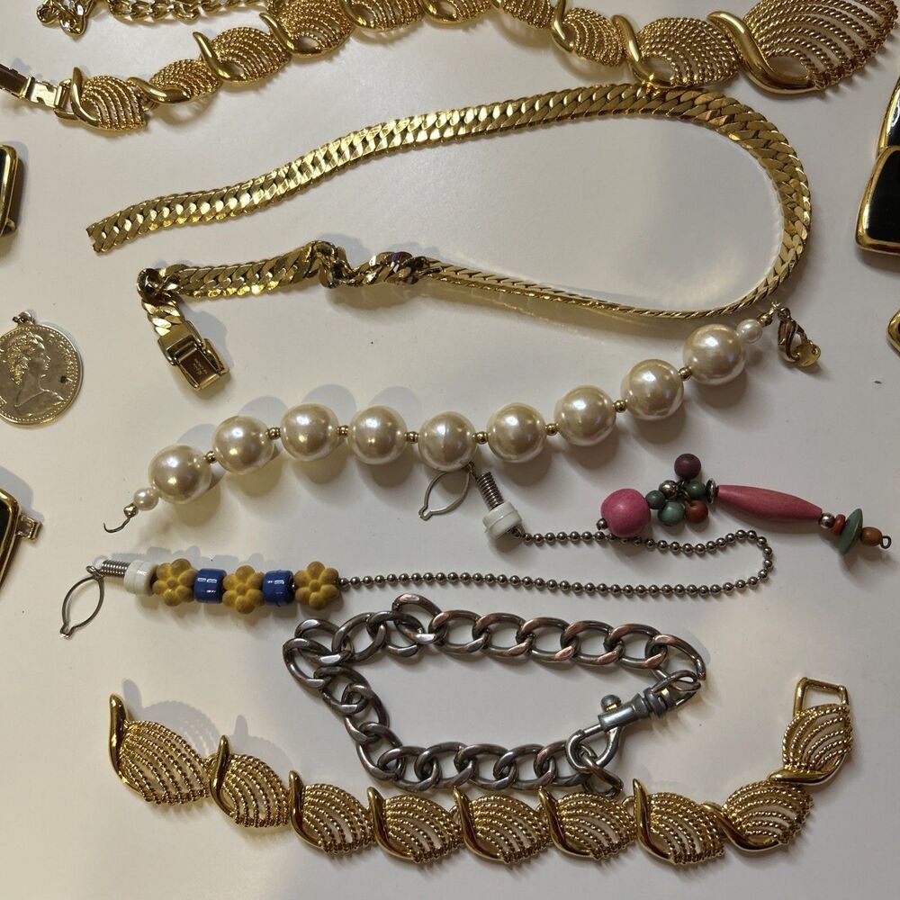 Broken jewelry lot for crafts Vintage to now junk scrap all broken pieces - Picture 5 of 6